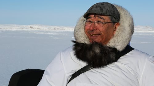 Isuaqtuq Ikkidluak sur la glace lors de la chasse au phoque.